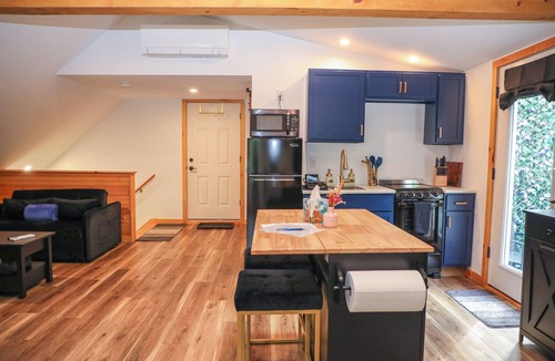 Hinesburg Apartment | Hinesburg hideaway with hot tub!