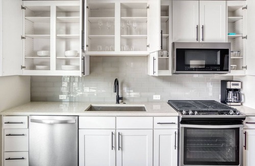 Civic Center Apartment | Hip Golden Triangle Studio w/ Gym & Pool, next to park, by Blueground
