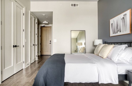Civic Center Apartment | Hip Golden Triangle Studio w/ Gym & Pool, next to park, by Blueground