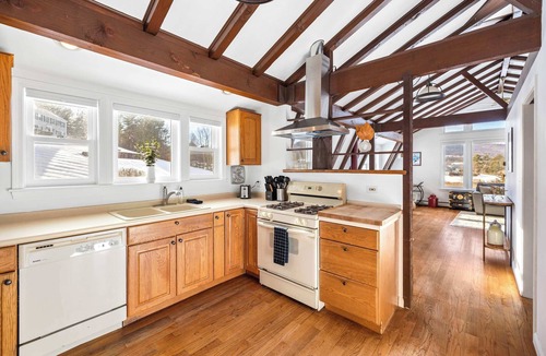 Clarendon House | Historic 1-BR Carriage House w/Modern Comfort