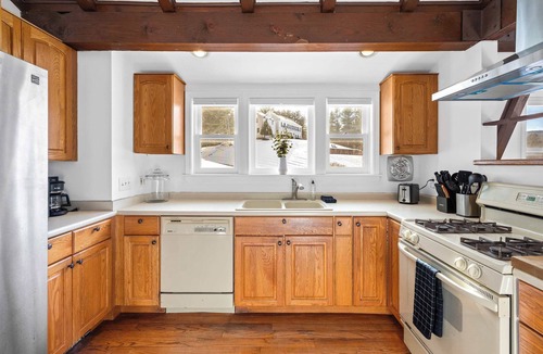 Clarendon House | Historic 1-BR Carriage House w/Modern Comfort