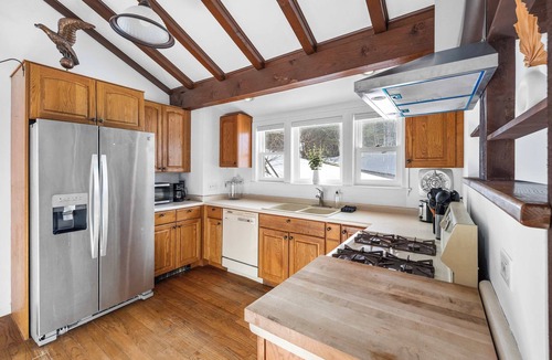 Clarendon House | Historic 1-BR Carriage House w/Modern Comfort