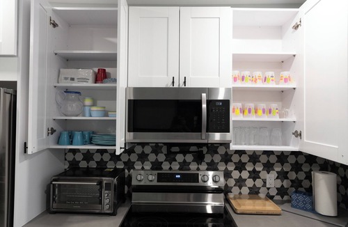 Lake Worth House | Historic 2-bed house, WiFi, pool table/ping pong, hot tub, 3TVs, 3 min to beach