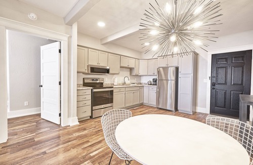 Hot Springs Apartment | Historic Evanston Building Downtown + Walk to Moccasin Springs, Restaurants, VA