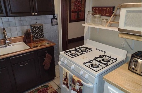 Highland Square Apartment | Historic Highland Square 2bdrm Apartment