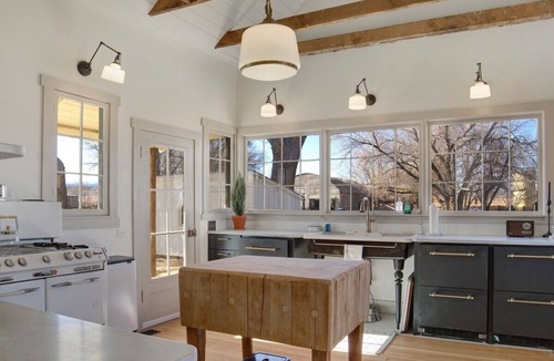 Montrose House | Historic Spring Creek Farmhouse-Pet Friendly!