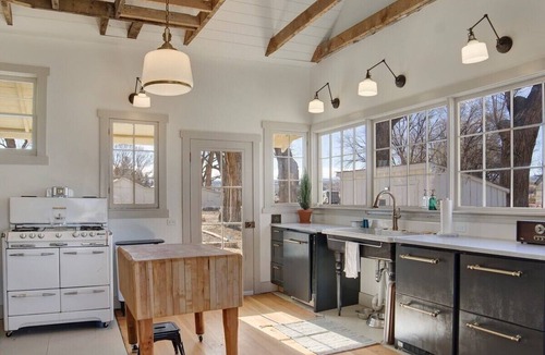Montrose House | Historic Spring Creek Farmhouse-Pet Friendly!