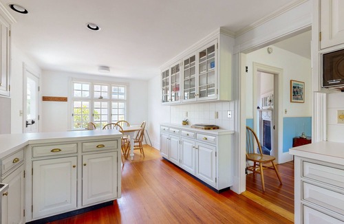 Camden House | Historic Victorian home - walk downtown, office, dog-friendly & washer/dryer