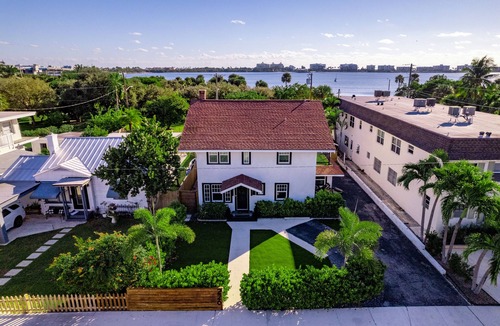 Lake Worth House | Historic Waterfront 3/2 With Yard & Soaking Tub