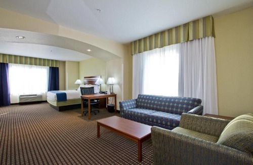 Montbello Hotel | Holiday Inn Express and Suites Denver East Peoria Street by IHG