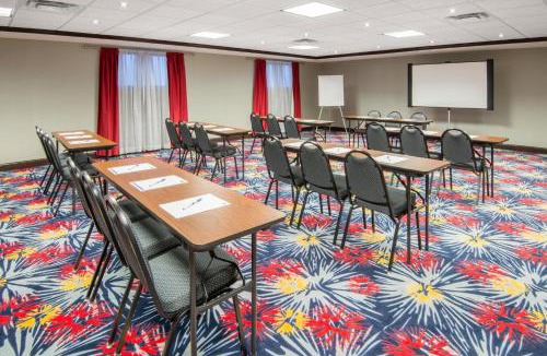 Brook Park Hotel | Holiday Inn Express Cleveland Airport - Brook Park by IHG
