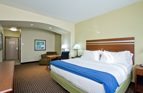 Montbello Hotel | Holiday Inn Express Hotel & Suites Denver East-Peoria Street by IHG
