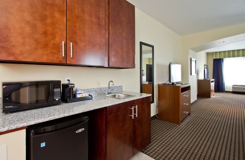 Montbello Hotel | Holiday Inn Express Hotel & Suites Denver East-Peoria Street by IHG