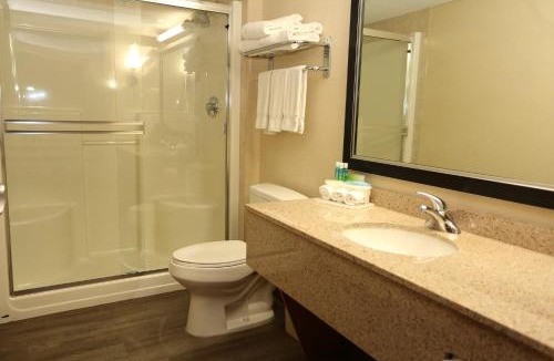 Vernon Hotel | Holiday Inn Express Hotel & Suites Vernon by IHG
