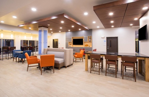 Rapid City Hotel | Holiday Inn Express & Suites Rapid City - Rushmore South by IHG