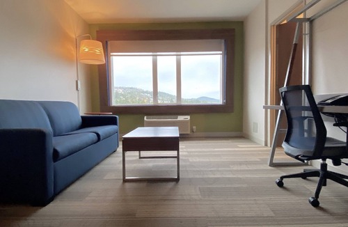 Victoria Hotel | Holiday Inn Express & Suites Victoria - Colwood by IHG