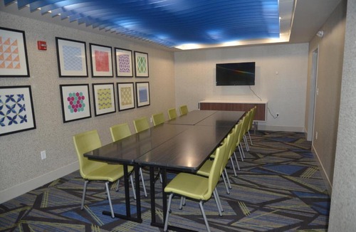 Rochester Hotel | Holiday Inn Express & Suites Rochester by IHG