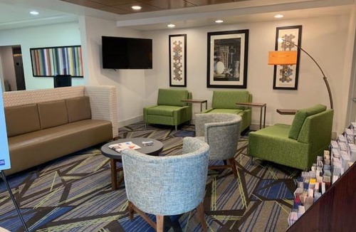 Rochester Hotel | Holiday Inn Express & Suites Rochester by IHG