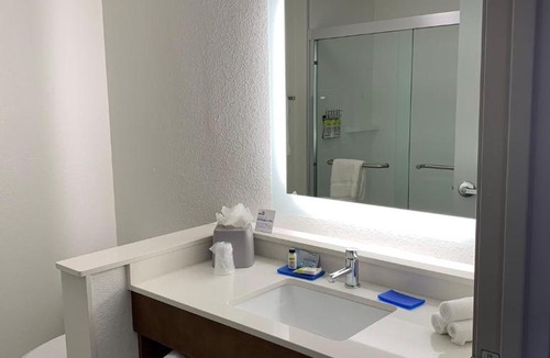 Chambers Heights Hotel | Holiday Inn Express & Suites - Aurora Medical Campus by IHG