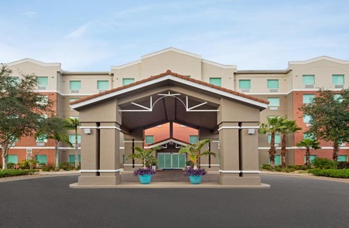 Pembroke Pines Hotel | Holiday Inn Express & Suites Pembroke Pines-Sheridan St by IHG