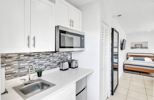 Royal Poinciana House | Hollywood 2-Bed Studio Near Beach & Hard Rock