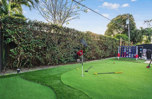 Driftwood House | Hollywood Heated Pool Mini Golf, Unique VR Room