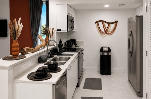 Parkside Apartment | Hollywood Luxury Gem - 3 king beds - pool - gym - near ocean