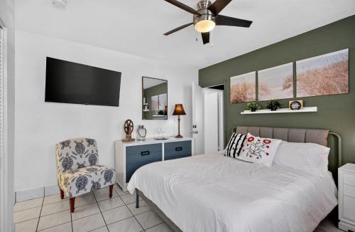 Royal Poinciana Apartment | Hollywood Studio