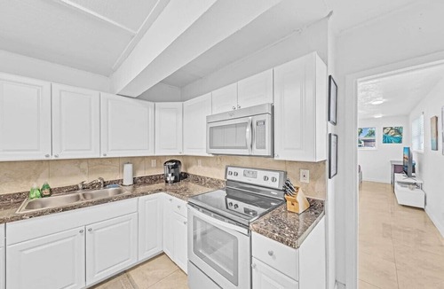 Royal Poinciana Apartment | Hollywood Vacation Mins to Beach & Hard Rock #193