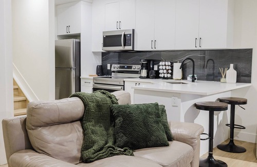 Southwest Edmonton House | Home in Keswick ,2Beds-1 Bath Basement Suit