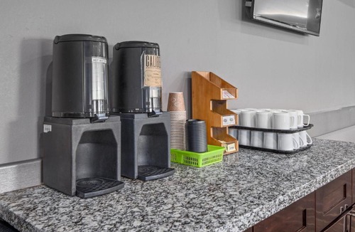 Regina Hotel | Home Inn & Suites Regina Airport
