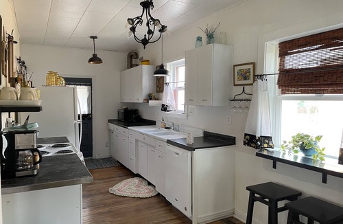 Hot Springs Cottage | Homey Cottage- Close to Attractions- 3 bedrooms- Sleeps 10-13