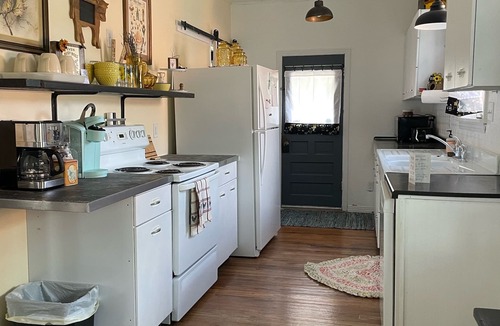Hot Springs Cottage | Homey Cottage- Close to Attractions- 3 bedrooms- Sleeps 10-13