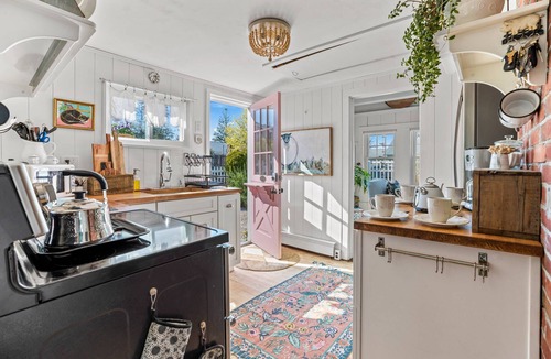 Hyannis Cottage | Hosting and Helping Other making Memories managed by Itrip Property Management