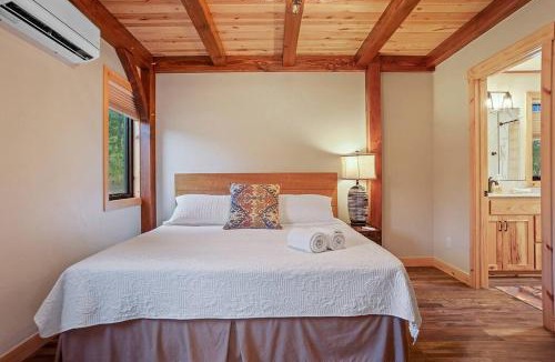 Custer House | Hot Shot Hideaway