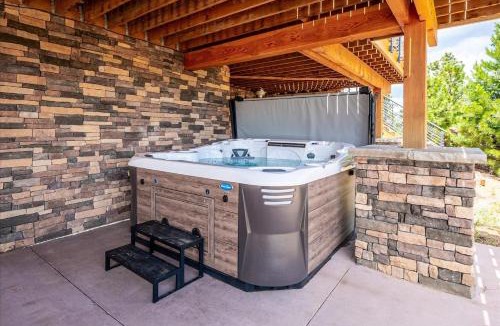 Bailey House | Hot Tub and Scenic Views at The Bailey Lodge