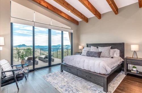 Bailey House | Hot Tub and Scenic Views at The Bailey Lodge