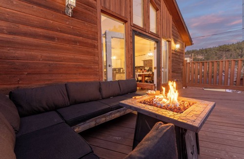 Bailey Cabin | Hot tub, Arcade Game, Mountain Views, Starlink, Fire Pit, Paved Road