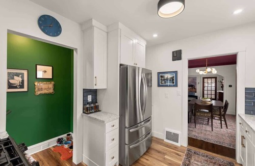 Kamm's Corners House | Hot Tub - Game Room - Sleeps 10 - Cleveland