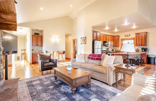 Grand Lake Cabin | Hot Tub. Grill. Walk to lake and fishing canal.