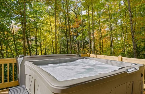 Campton House | Hot Tub + Pool Table + Resort Access + Fast Wifi