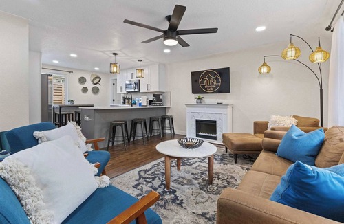 Lakewood House | Hot Tub, Putt-Putt, and Family Friendly Summer Escape!
