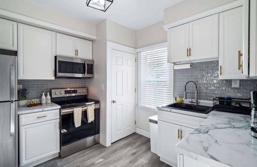 Cuyahoga Falls House | Hot Tub - Sauna - Sleeps 10 - Near CVNP
