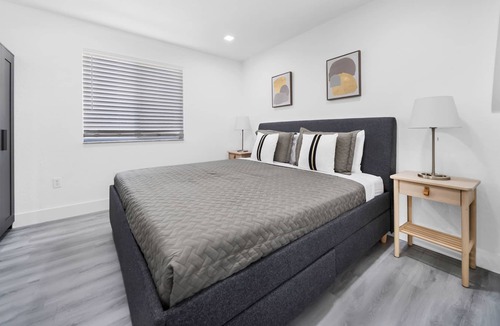 Town Square Villa | HotTub I BBQ I Nespresso I Fast Wi-Fi