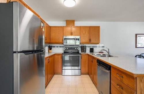 Invermere Villa | Howling Pines | Games Room | Hot Tub | Backyard