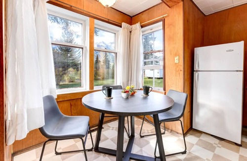 Harvie Heights Cabin | Huckleberry Lodge Mountain Getaway Near Banff!