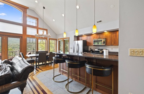 Lincoln House | Huge 7BR Mountain Lodge | Hot Tub, Fire Pit & Golf, Sleeps 16