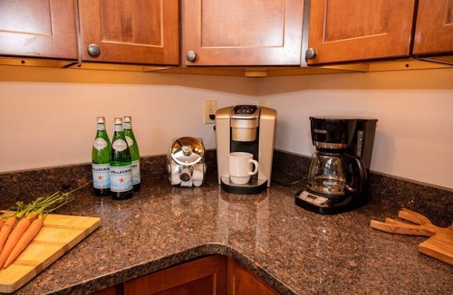 Lincoln House | Huge 7BR Mountain Lodge | Hot Tub, Fire Pit & Golf, Sleeps 16