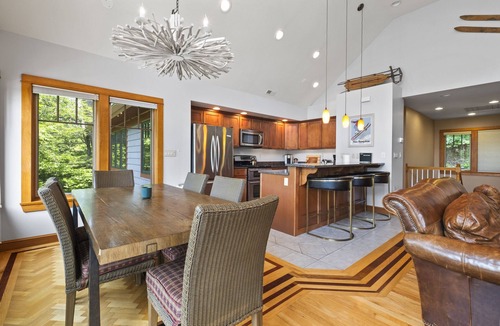 Lincoln House | Huge 7BR Mountain Lodge | Hot Tub, Fire Pit & Golf, Sleeps 16