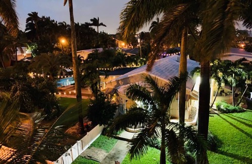 Hollywood Lakes House | HUGE Beach House! Water view, pool, games, bbqgrill, kayaks & more!